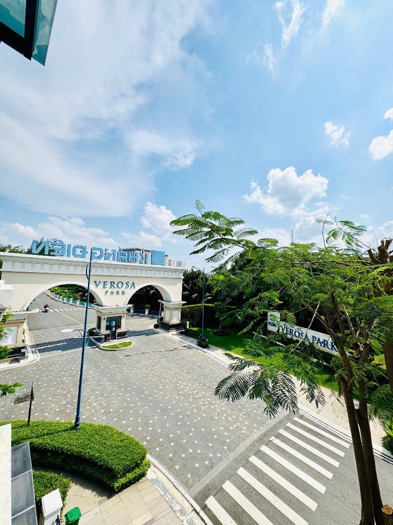 BÁN NHÀ PHỐ COMPOUND KHANG ĐIỀN, VEROSA PARK, 102M2 3 TẦNG ĐỐI DIỆN CÔNG VIÊN, GIÁ 18.5 TỶ