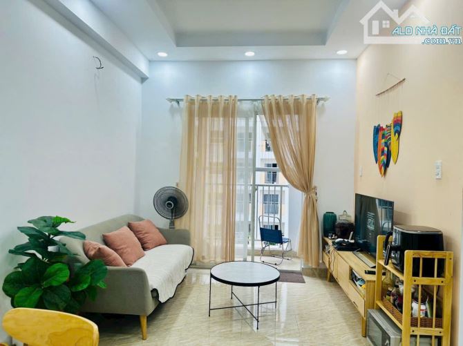 Bán căn hộ Hoàng Quân sổ hồng lâu dài giá tốt chỉ 2tỷ050