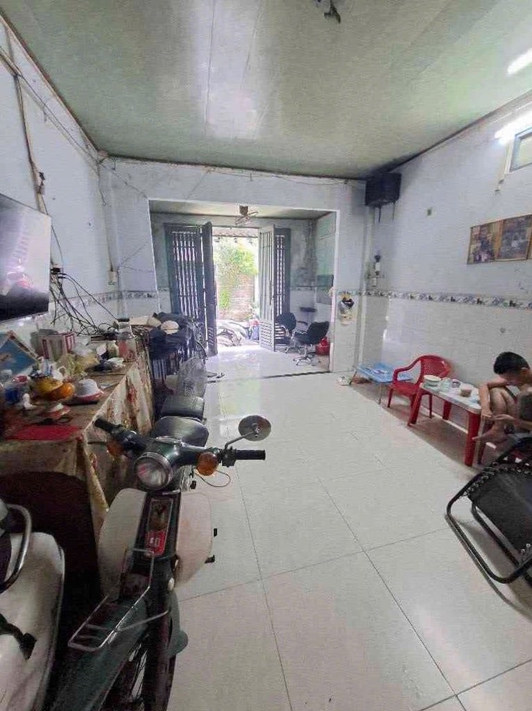 Bán nhà Phạm Văn Chí Quận 6, gần chợ Bình Tây, Chợ Lớn, tiện ích xung quanh không thiếu thứ gì