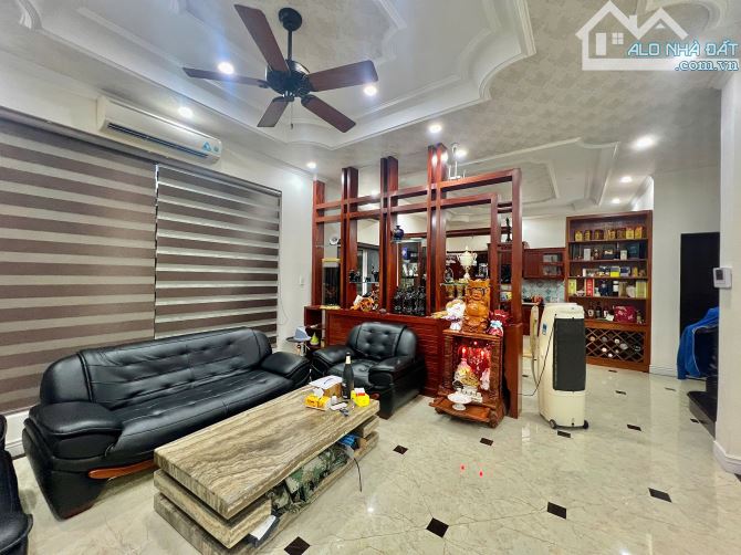 BÁN BIỆT THỰ ĐẸP ĐƯỜNG LẠC LONG QUÂN BÃI SAU, CÁCH CÔNG VIÊN HỒ 70M GIÁ 24 TỶ TL