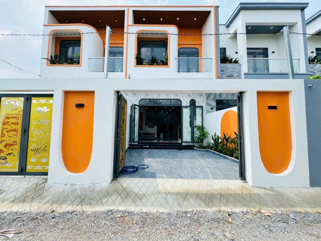 Bán 3 nhà mới xây đồng bộ hẻm beton oto xã Đức Hòa Hạ dt 115m2, 1 lầu, 3pn,2wc giá 2,55 tỷ/căn