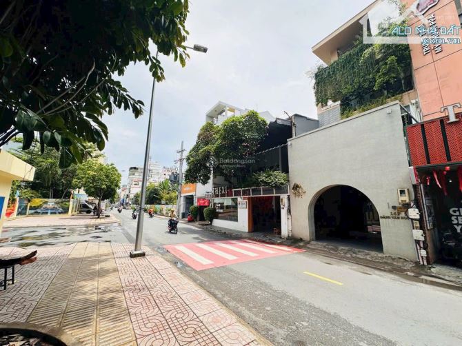 Siêu hot mặt tiền Đặng Văn Ngữ đoạn gần Lê Văn Sỹ. Dt: 5,3x21m. giá 26.5 tỷ