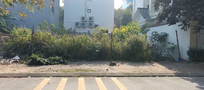 Bán lô Biệt Thự siêu víp nhìn vườn hoa phó đức chính DT 240M2.MT 12M.hướng TB,giá 28 tỷ