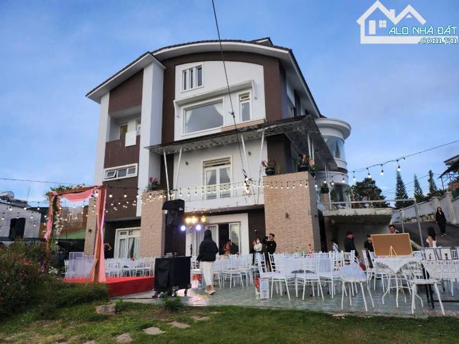 BIỆT THỰ 2 MẶT TIỀN TRUNG TÂM GẦN 1000M2 SÂN VƯỜN RỘNG RÃI