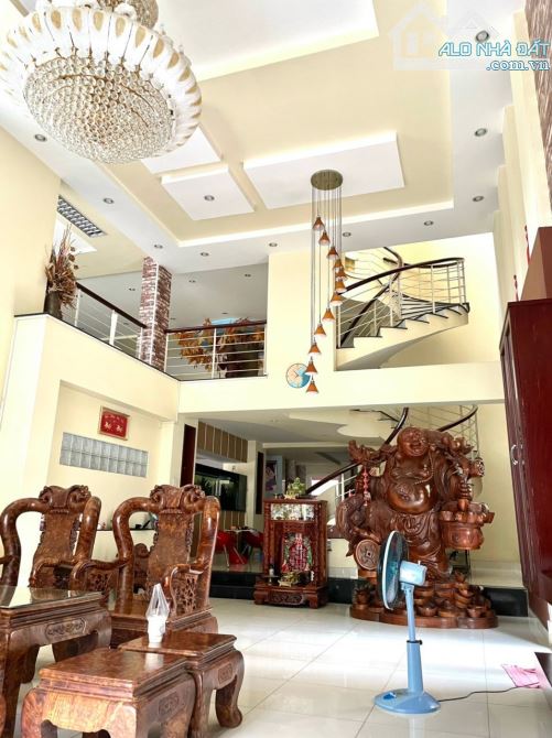 Bán biệt thự mặt tiền Hồ Ngọc Cẩn, Q.Tân Phú, DT: 10x22m lửng 2 lầu giá 36 tỷ TL
