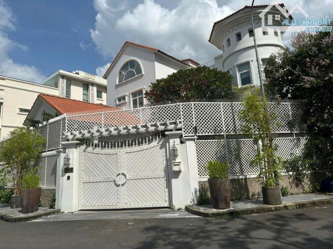 GÓC 2 MẶT TIỀN, BIỆT THỰ CHÂU ÂU NGUYỄN VĂN HƯỞNG, THẢO ĐIỀN 524M2 (30 x 20m) 125 tỷ