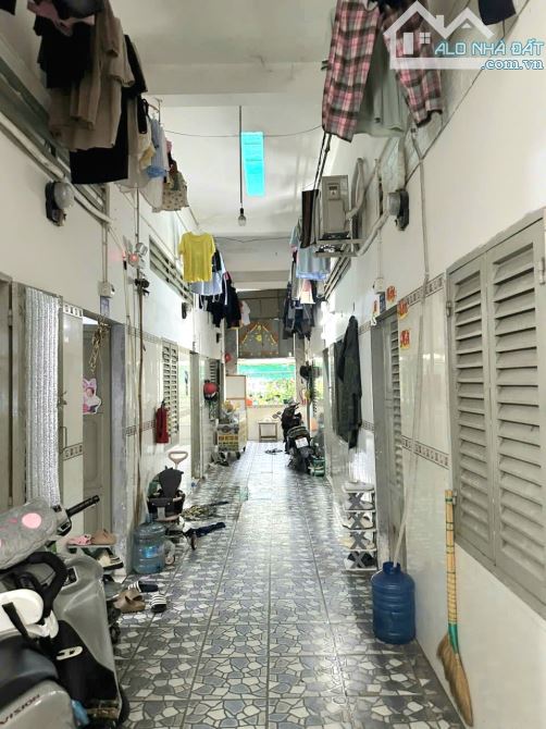 BÁN DÃY TRỌ MẶT TIỀN CHỢ XÓM VẮNG DĨ AN 416M2 NGANG 10M 28 PHÒNG THUÊ 70TR