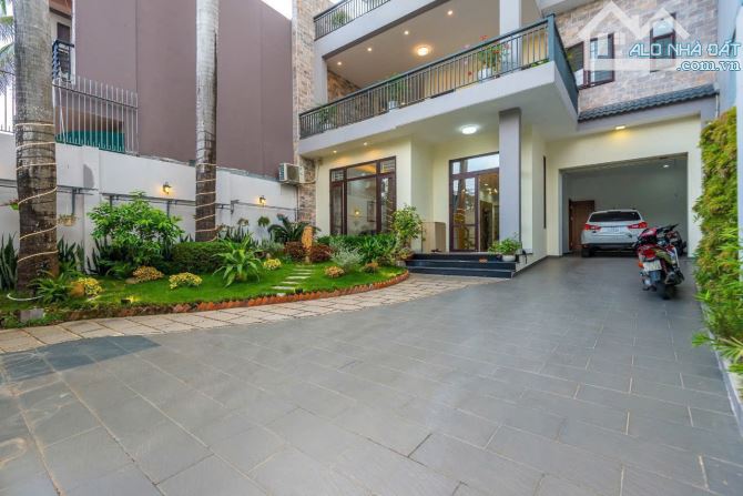 Bán gấp Villa sân vườn Thảo Điền Q. 2- Full nội thất TM - 10,2x25 NH 11,8m- Giá 80 tỷ