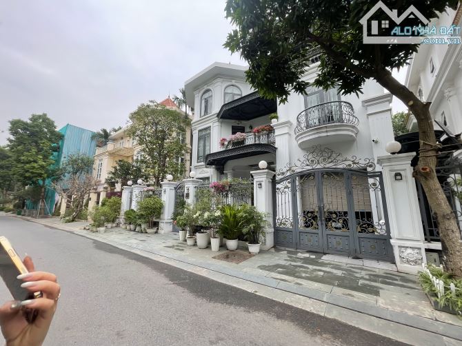 Biệt thự phố (Văn Khê, Phú La, Văn Phúc ) Hà Đông 240m2 Mt 12m 5 tầng ĐƠN LẬP 600m2 sàn