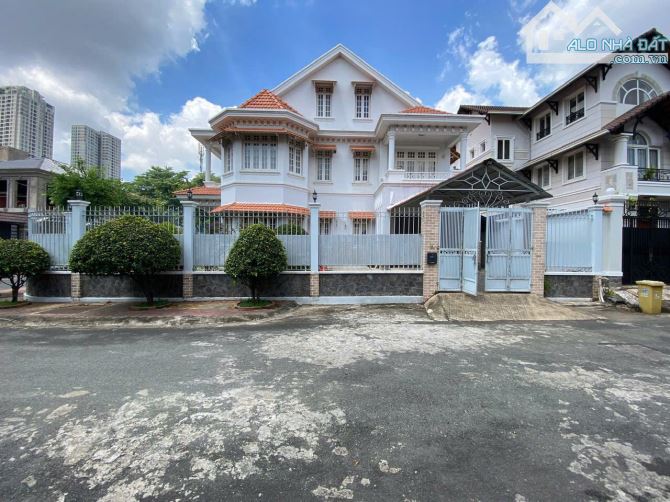 Cực rẻ! Biệt thự Fideco Thảo Điền, Quận 2, ngay công viên sông Sài Gòn, 305m2, 3 tầng 85T