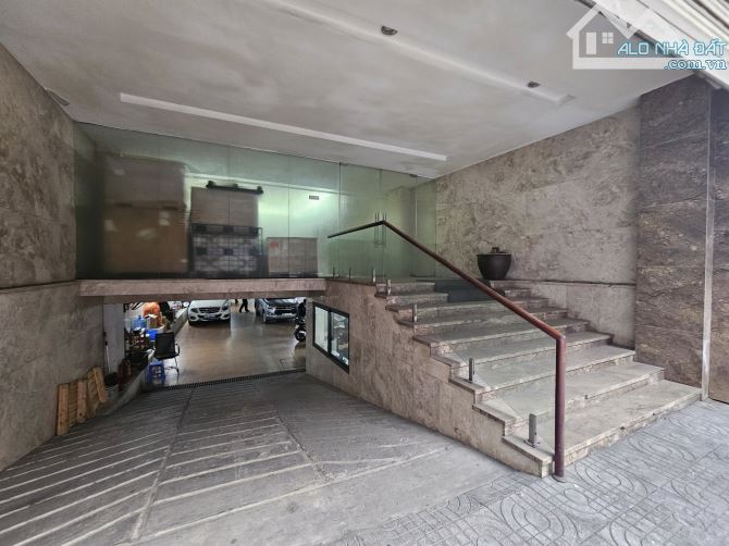 Bán tòa văn phòng mặt phố Đại La, 215m2, 8 tầng 1 hầm thang máy, mặt tiền 8.5m, 190 tỷ