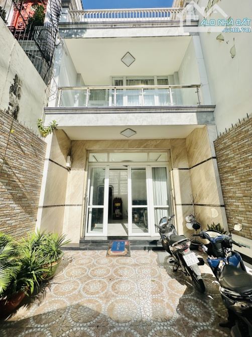 Trung tâm Quận 10 ngay Cầu vượt 3 tháng 2. Đường 12m. 230m2. 3 tầng. Chỉ 5x tỉ
