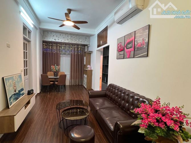 Bán tập thể 68 Quan Nhân, 75m, 2 ngủ, full nội thất, ô tô đỗ chân thang, chỉ 4x tỷ