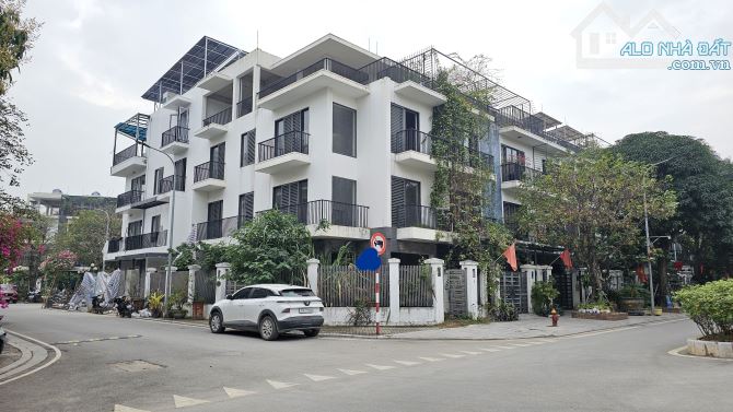 BÁN LIỀN KỀ LÔ GÓC EDEN ROSE – 124M² – 4 TẦNG – MẶT TIỀN 21M – GẦN CÔNG VIÊN CHU VĂN AN