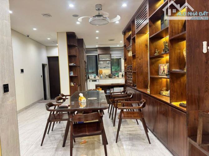 Biệt thự The Manor Nguyễn Xiển đẳng cấp, nội thất óc chó hiếm, chỉ nhỉnh 63 tỷ