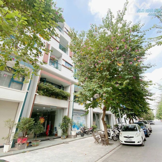 Bán liền kề Galaxy Ngân Hà Vạn Phúc, thang máy, nhà đẹp, 99m2, giá 30 tỉ