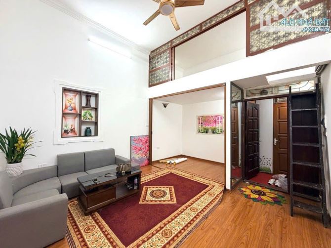 Bán căn hộ Phố Phùng Hưng, tầng 2, 60m2 x 3 ngủ - Sổ riêng - Nhà đẹp, KD, 1 bước ra phố