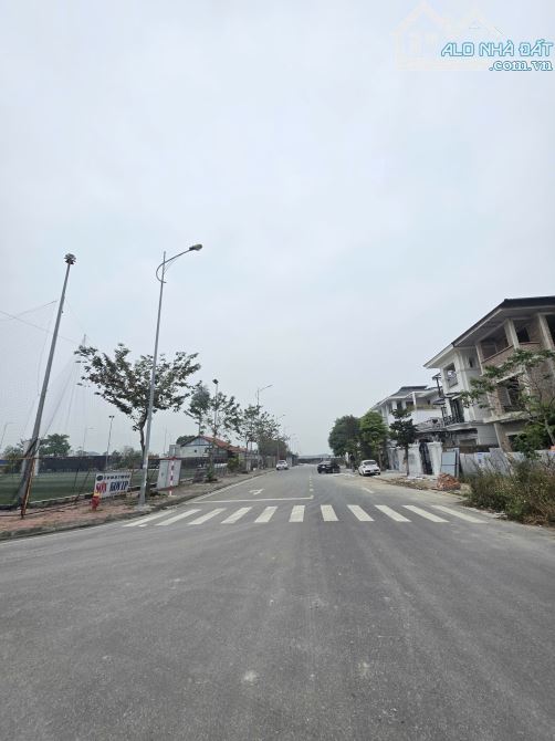 Bán nhà 3,5 tầng xây thô . dt 253m . mt 15m . hướng ĐN . giá 19 tỷ