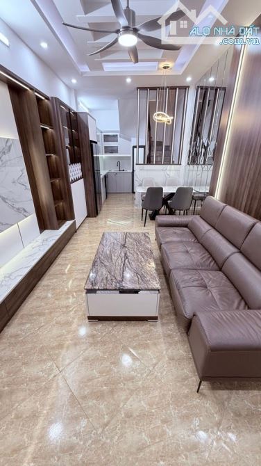 SIÊU PHẨM CẦU GIẤY 5 TẦNG 3 NGỦ CÁCH OTO 50M FULL NỘI THẤT AN SINH ĐỈNH GẦN PHỐ VỊ TRÍ ĐẸP
