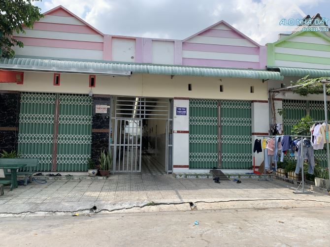 cần bán dãy nhà trọ 300m thu nhập sẵn Bình dương. chỉ 2,1 tỉ