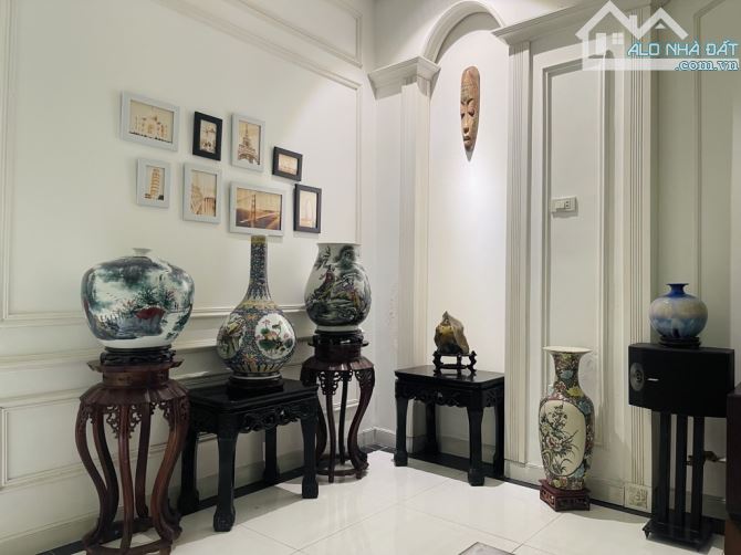 Nhà đẹp ở ngay phố Thái Hà, ô tô đỗ cửa, nhà tự xây,2 thoáng trước sau, gần mặt phố.