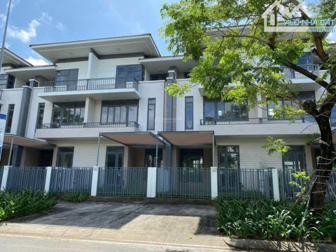 chính chủ bán gấp Lavila Kiến Á nhà phố 6 x 17.6m (full nội thất) - nhà thô giá 11.8 tỷ
