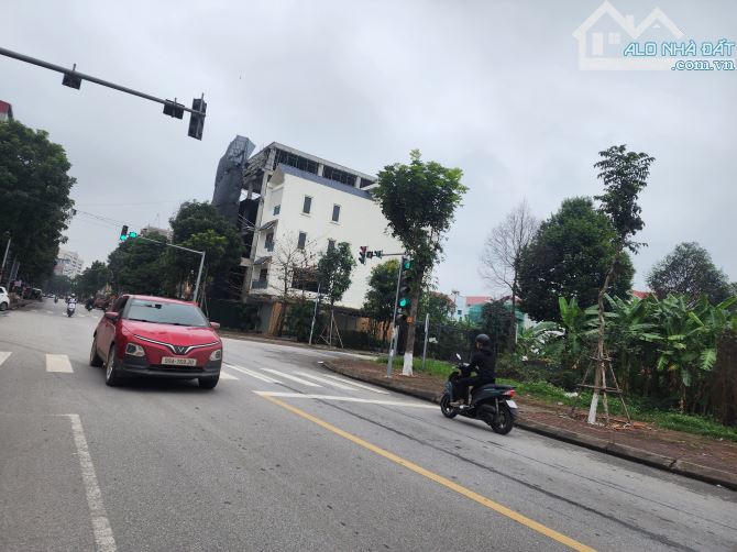 Bán lô biệt thự mặt Nguyễn Quyền Đại Hoàng Long dt 352m mt 15m giá 42.3 tỷ