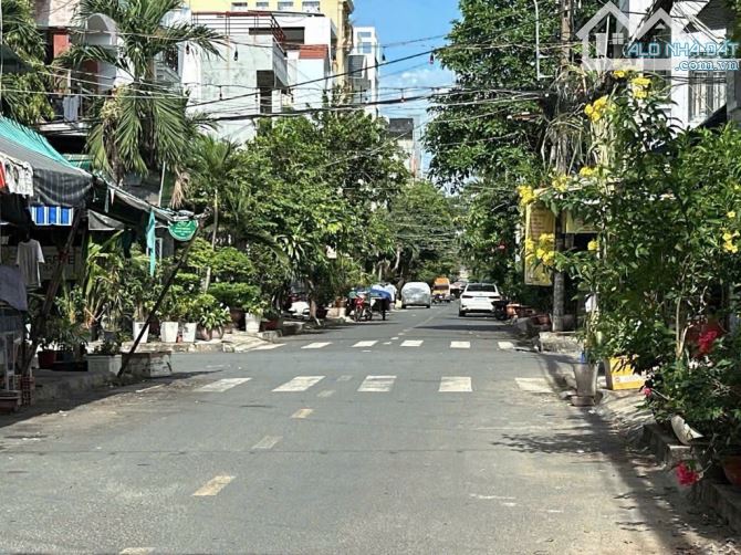 Biệt Thự Cổ 230M2, 14M x 17M, Đường 12M thông có lề Gần mặt tiền Sông Vàm Thuật, 21. tỷ TL