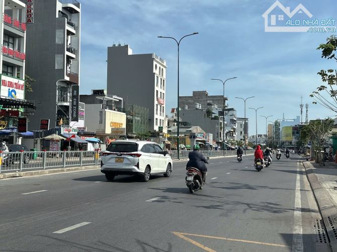 Bán CHDV 6L ngang 5.5m 110m2 HXT Dương Quảng Hàm 10PN T.máy ngay Văn Lang TN60tr 21 tỷ.