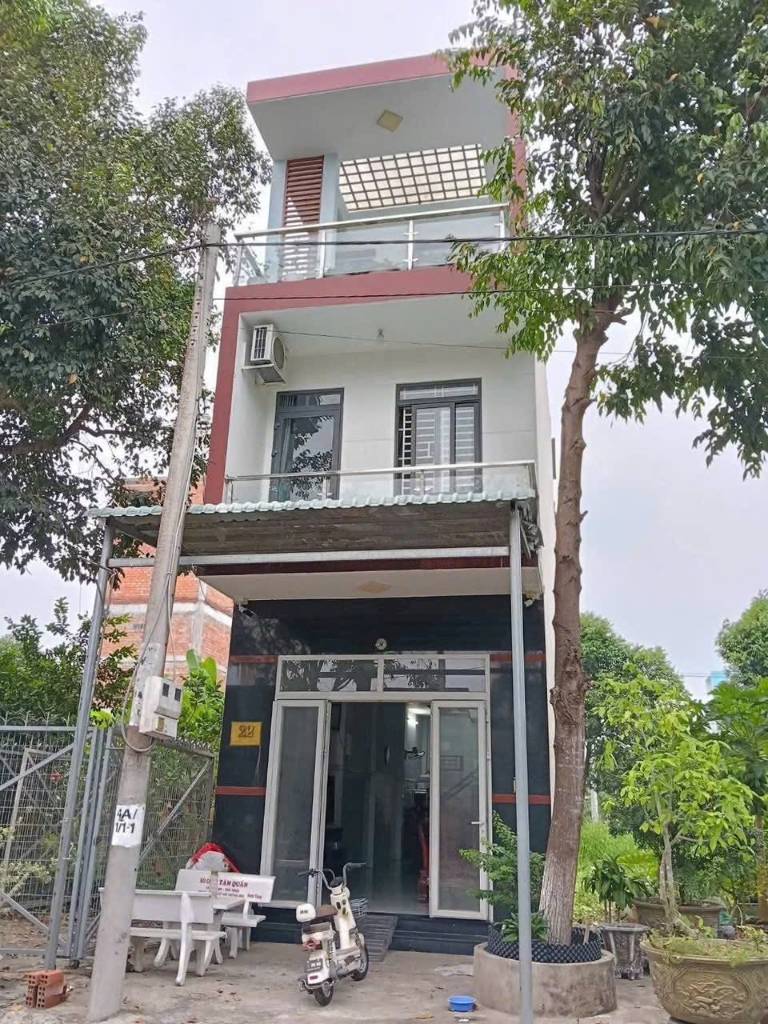 Bán nhà 1 trệt 3 lầu Thủ Thừa, Long An, ngay trung tâm thương mại, giá 2.35 tỷ