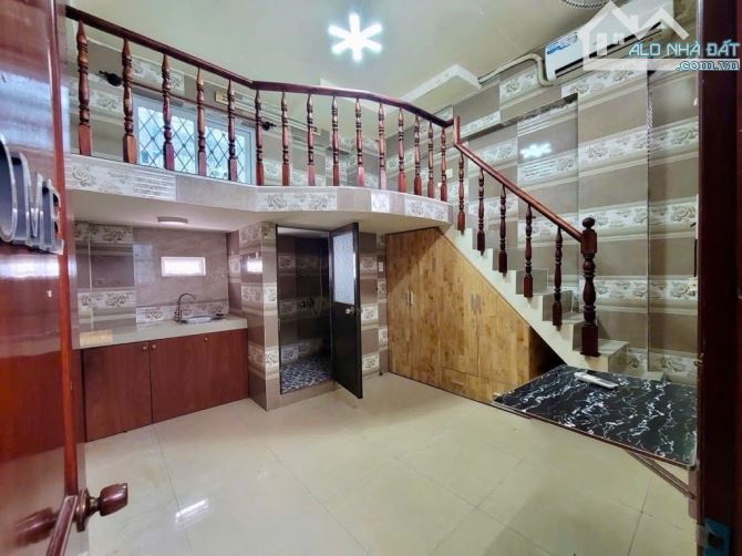 Bán căn hộ dịch vụ 6 lầu ngang 7m Lạc Long Quân