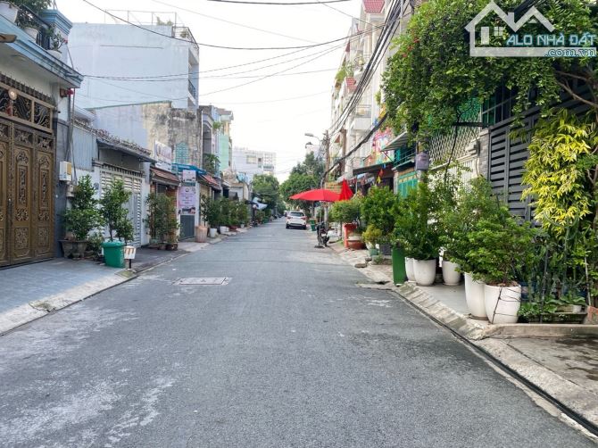 - B.TÂN - ĐƯỜNG 8M THÔNG THẲNG 1 TRỤC - 113M2 - CÓ SÂN ĐẬU XE HƠI ————- N
