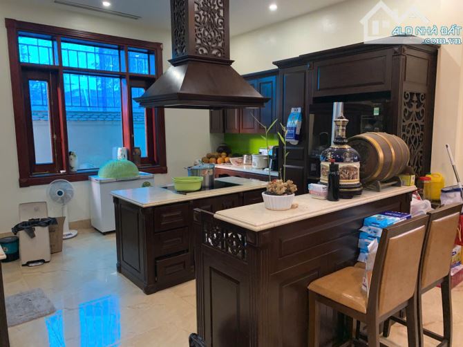 Bán căn biệt thự Đại Hoàng Long nhìn hồ đã có sổ,DT 322m2.MT15m.hướng TN,giá chỉ 48 tỷ
