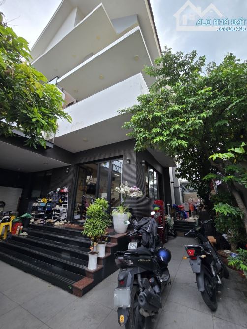 Biệt thự Phước Bình, Quận 9 cũ – 172m² (8×21.5m) x 3 tầng – 8PN, gara