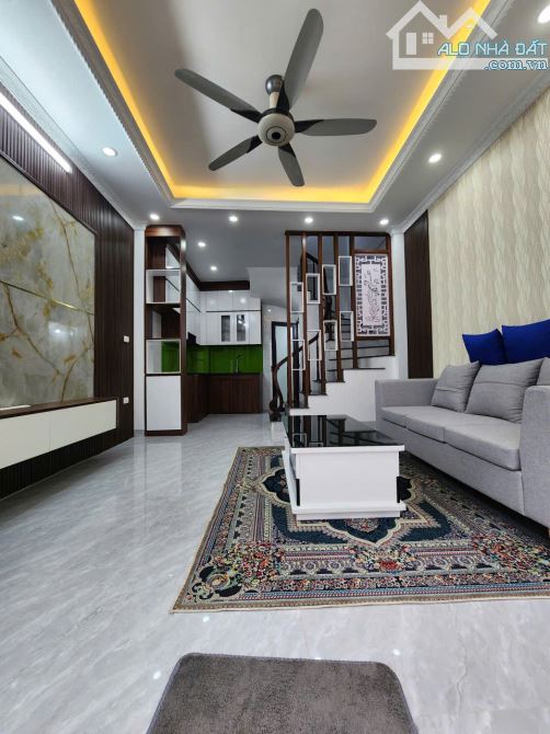 Cần bán nhà 3 mặt thoáng, ngõ thông rộng, gần UBND và CA phường, an ninh tốt, yên tĩnh.