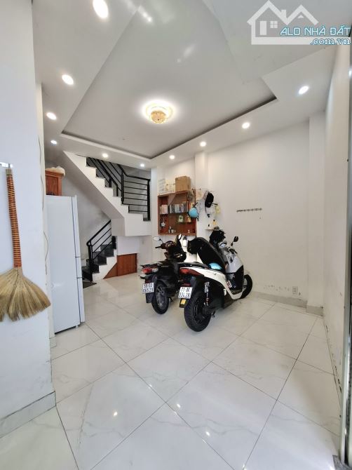 Chỉ hơn 3 tỷ - Nhà CMT8 - Hẻm an ninh - 30m2 - 3 tầng - ST. đang cho thuê 8tr/tháng
