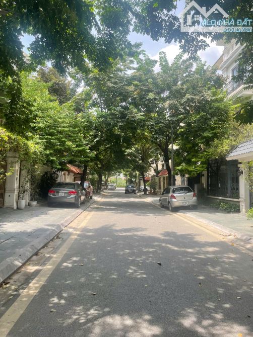 Đỗ Nhuận - Cạnh Công Viên, 125m2, Lô Góc 5 Tầng Thang Máy, Mặt Tiền 10m OTO Tránh 34.8 tỷ