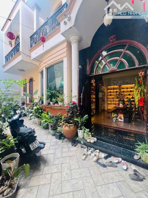 BÁN BT GẦN CHỢ TÂN HƯƠNG, NGAY NGUYỄN SUÝ - 250M2, NGANG GẦN 14M NỞ NHẸ, 3 TẦNG - HƠN 23Tỷ