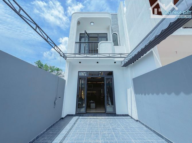 NHÀ LẦU ĐẸP ngay cổng chào Bàu Trâm. 1,98 tỷ