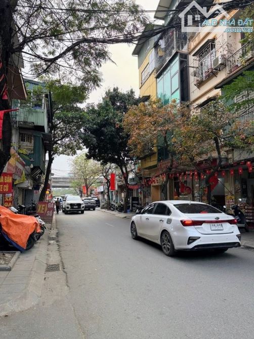 Tập thể Hoàng Đạo Thành – Tầng 1 mặt ngõ vỉa hè ô tô tránh – Tiện kinh doanh – Sổ đỏ cc