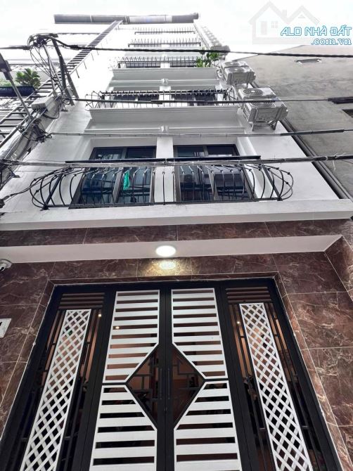 BÁN ĐẤT TẶNG NHÀ 3 TẦNG TT CẦU GIẤY 150M2, MT 8,6M PHÙ HỢP ĐT CĂN HỘ DV DÒNG TIỀN .