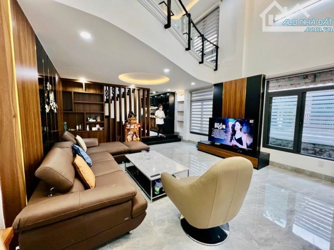 SỤP HẦM! BIỆT THỰ 3 TẦNG HẢI CHÂU – GÓC 2 MẶT TIỀN ĐƯỜNG, NHÀ MỚI Ở NGAY – XÍU 13 TỶ TL