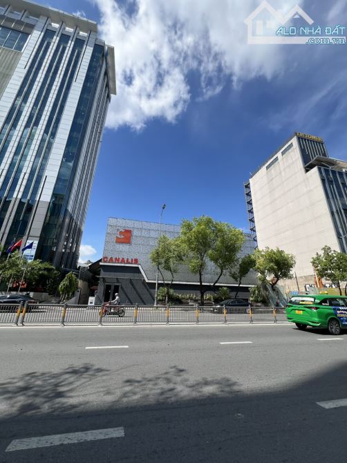 Buildinig MT Cộng Hòa P. Tân Bình , DT: 27x45, CN 1.028m2, CTXD: 2 hầm+ 10 tầng, 250 TỶ