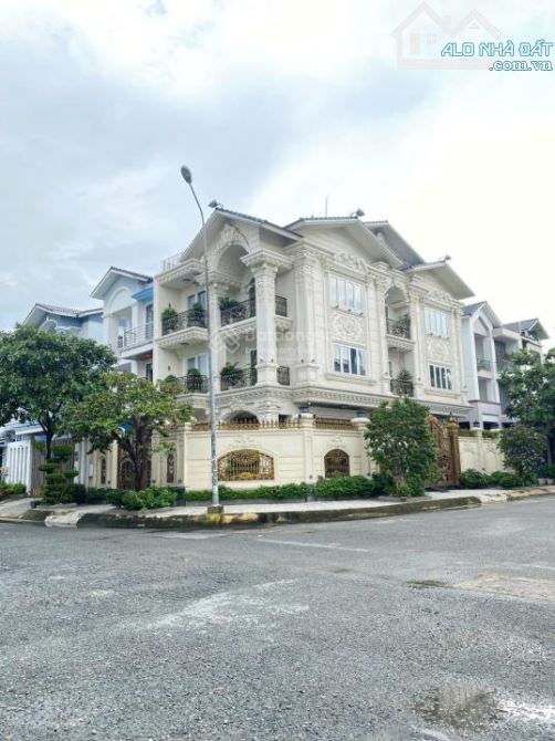 Bán biệt thự 220m2, 2MT khu Bình Lợi, có thang máy - 11x20m, 3 tầng 6PN, gara ô tô,30 tỷ