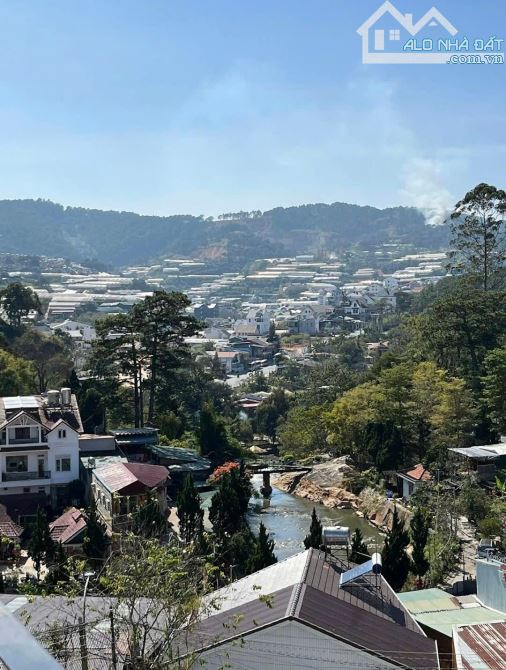 VILLA/HOMESTAY CÁCH CHỢ ĐL 2KM CÓ VIEW CÓ THANG MÁY 11PN 13WC DIỆN TÍCH 201M2 GIÁ 18.2 TỶ