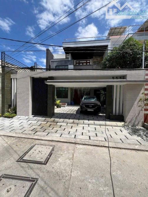Bán biệt thự 2 lầu đẹp ngay trung tâm Tp đường Trần Hoàng Na lộ ô tô 6m dt 10x22 giá tốt