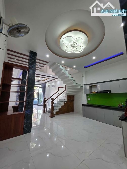- Bán nhà 2 tầng đường Giáp Văn Cương – sát biển Nguyễn Tất Thành, DT 72M2 – Giá 6.39TỶTL.