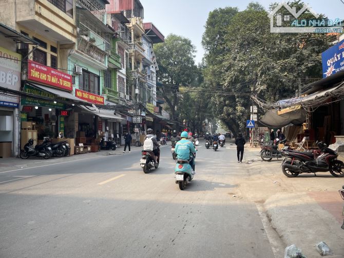 Cắt lỗ toà nhà văn phòng mặt phố Đê La Thành - Vành Đai 1