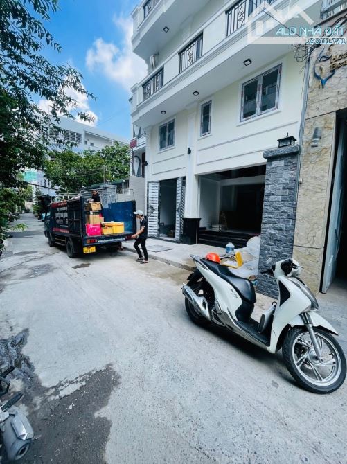 Bán toà nhà văn phòng Quận 10 - 7 tầng - 627m² sử dụng - thu 1.2tỷ/năm - 33 tỷ