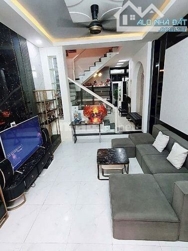 Bán gấp nhà Lê Văn Thịnh Q2, DT 61m2 gần chợ giá 1 tỷ 650 ở liền